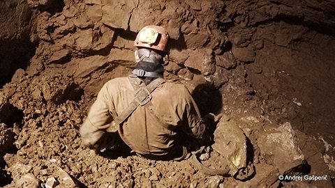Tomaž nad prehodom Krvavi kamen.