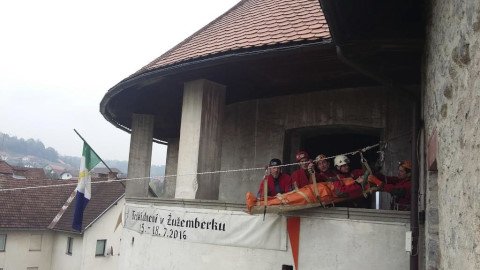 Nosila so varno na vrvi.
