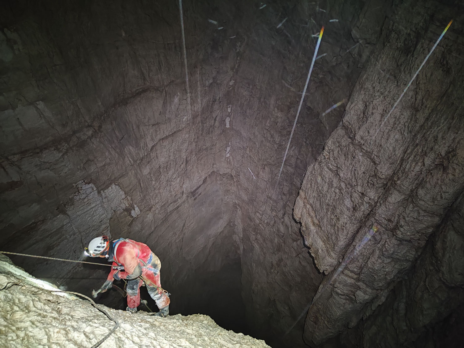 Vsak začete opremljanja brezna je adrenalinski. Če slišiš pod sabo kamen padati 300 m globoko, še toliko bolj.