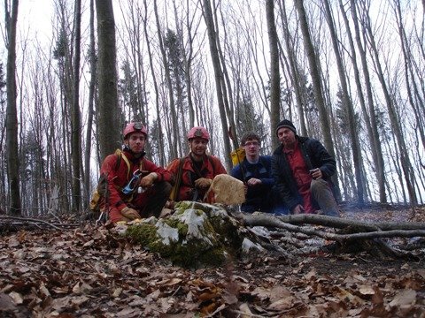 Anže, Andrej, Boštjan in Boro ob ognju na koncu akcije.