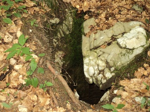 Vhod je malih dimenzij.