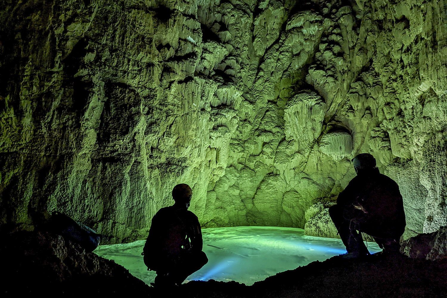 Na dnu 129 m globokega brezna Velika Majhovka nas očara jezero (2022). Foto Marko Majhen
