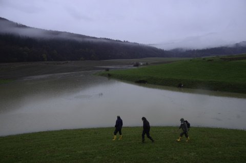 Požiralnik Brezno v Dulah je temnejši krog sredi jezera.