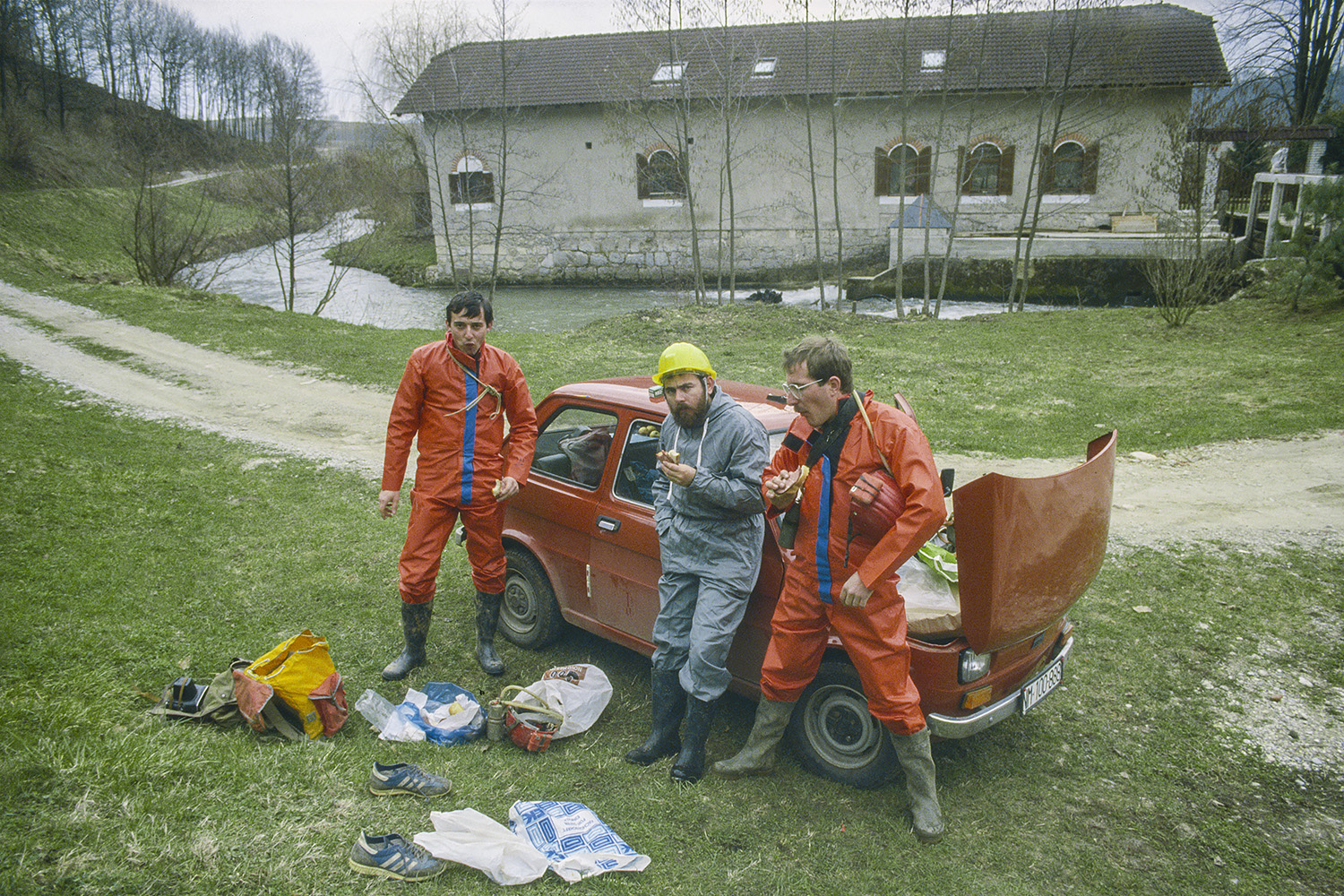 Andrej Hudoklin, Borivoj Ladišić in Zdravko Bučar pred akcijo v Zgornjo in Spodnjo Klevevško jamo (1985). Foto Marko Pršina