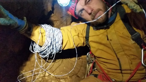 Potegnili smo novo žico za jamski telefon.