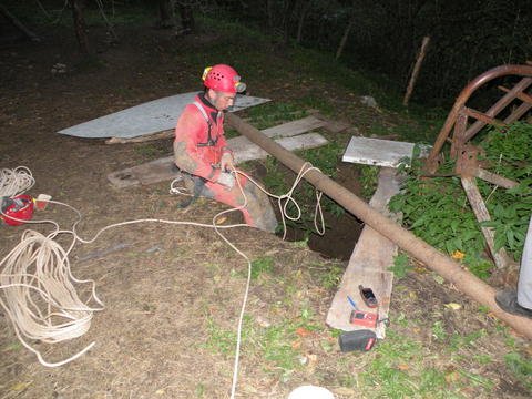 Anže pri pripravi pritrdišča za spust v brezno. Foto: Jože Tomšič.