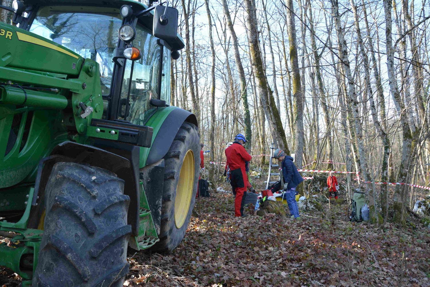 Poleg jamarjev in jamark je sodeloval tudi traktor ter kamion, ki je odpeljal odpadke.