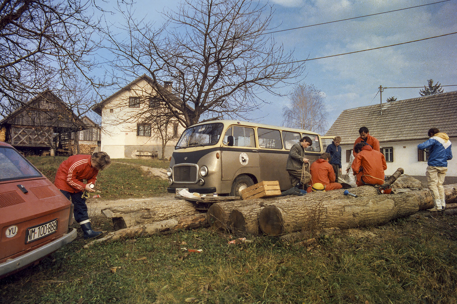 S klubskim kombijem in jamarskim krožkom do Černičkove jame na Jami pri Dvoru (1985). Foto Marko Pršina