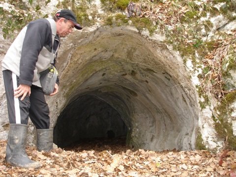 Veliki kevder ima večji vhod v
obliki tunela.