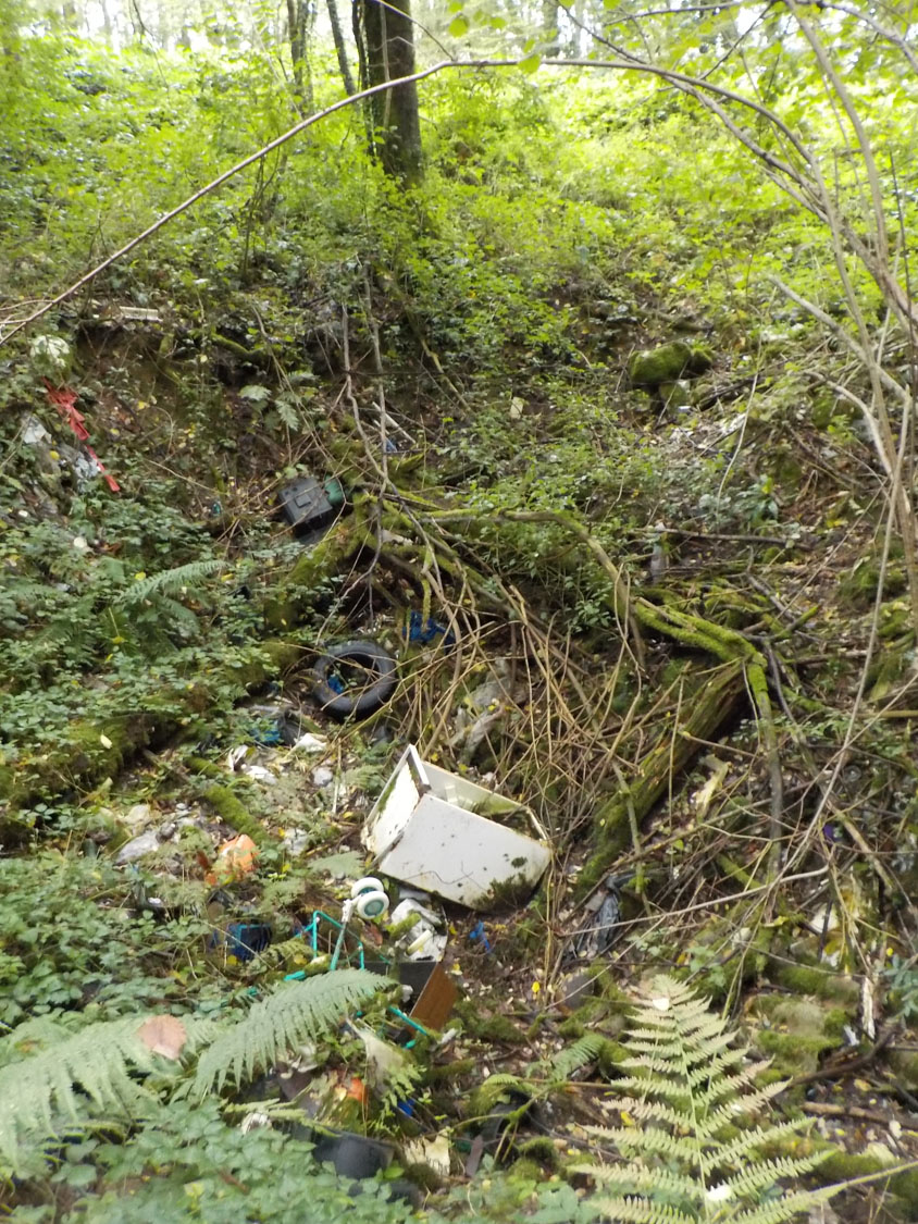 V številne udore so odvržene smeti. Foto Borivoj Ladišić.
