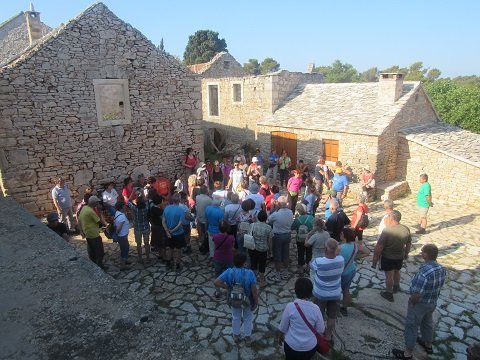 V vasi smo srečali tudi večjo skupino turistov. Foto Borivoj Ladišić
